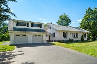 18 Glover Ave in Newtown, CT - Building Photo