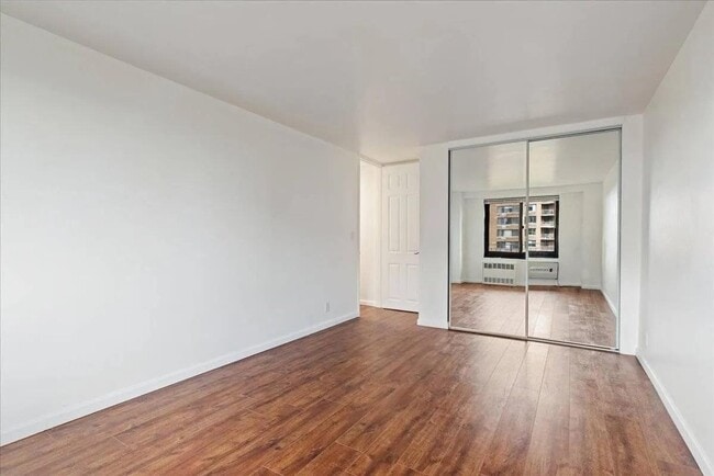 185 Hall St in Brooklyn, NY - Building Photo - Building Photo