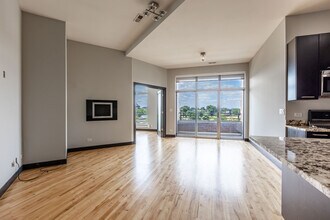 2319 N Damen Ave, Unit 306 in Chicago, IL - Building Photo - Building Photo