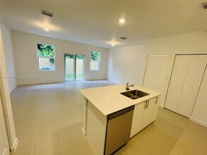 110 SE 10th St in Homestead, FL - Building Photo - Building Photo