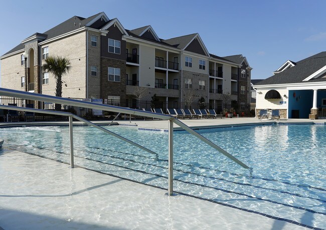 Palisades of Jacksonville in Jacksonville, NC - Building Photo - Building Photo