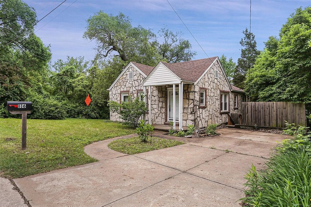 806 Elsworth Pl in Ferguson, MO - Foto de edificio