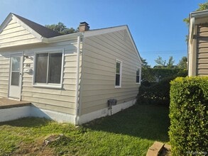 108 W Kalama Ave in Madison Heights, MI - Building Photo - Building Photo
