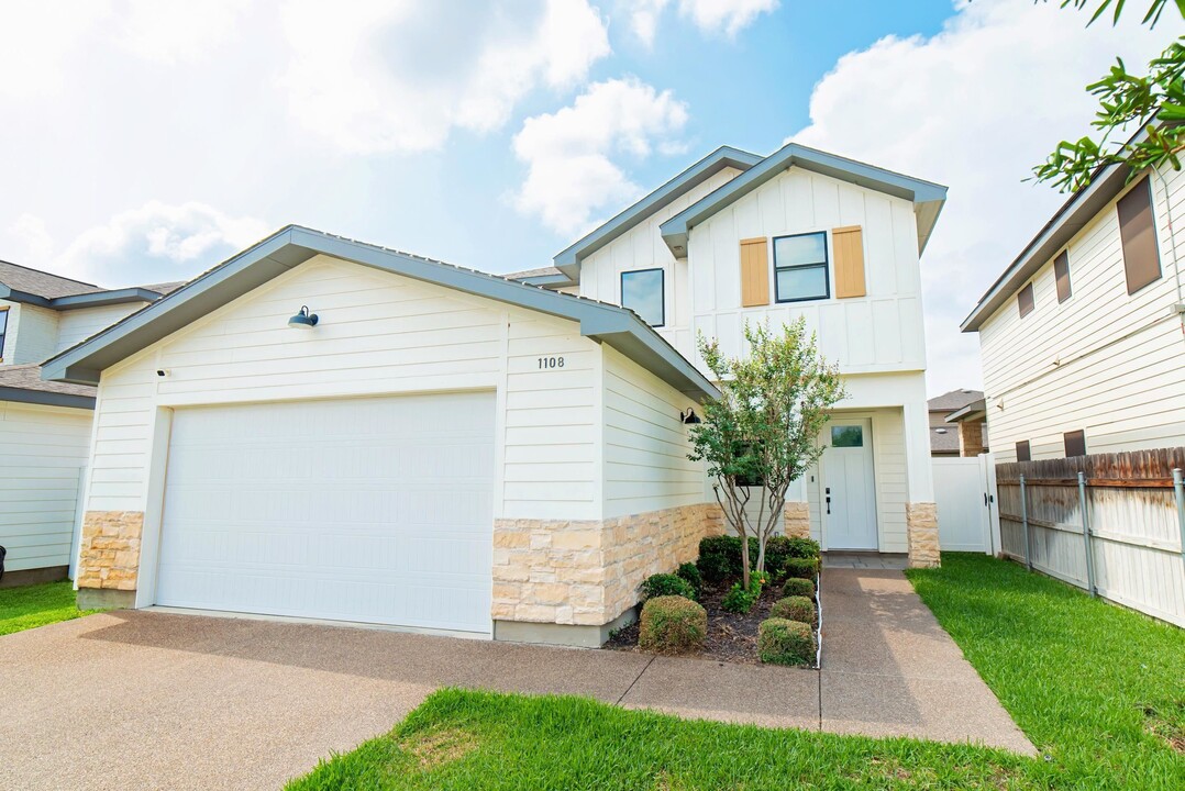 1108 Larvotto Loop in Laredo, TX - Building Photo