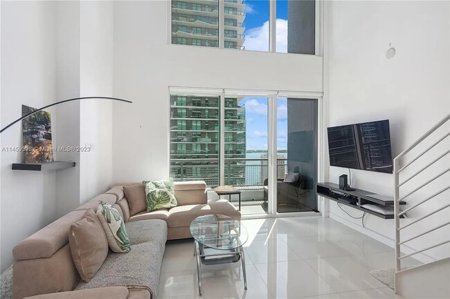 60 SW 13th St, Unit 1810 in Miami, FL - Foto de edificio - Building Photo