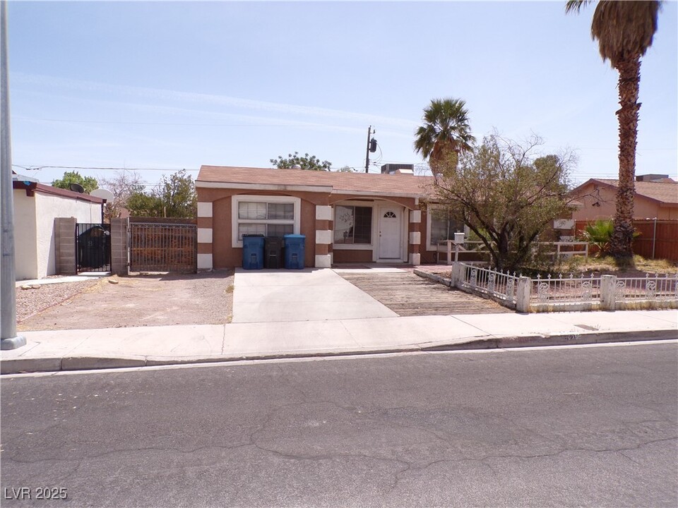 5621 W Auborn Ave in Las Vegas, NV - Building Photo