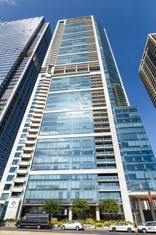 340 E Randolph St in Chicago, IL - Building Photo
