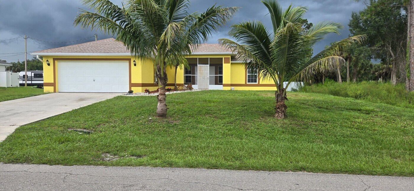 703 W 7th St in Lehigh Acres, FL - Building Photo