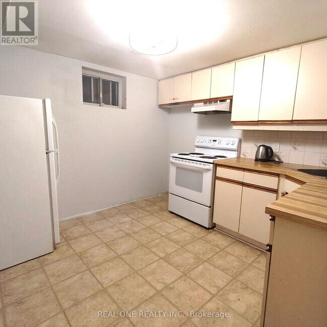 18 Gardens Crescent in Toronto, ON - Building Photo - Building Photo