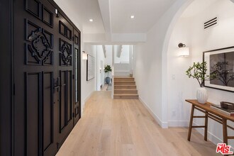 9714 Oak Pass Rd in Beverly Hills, CA - Building Photo - Building Photo