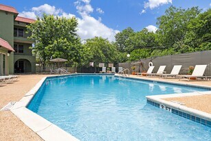 Kensington Court in Austin, TX - Building Photo