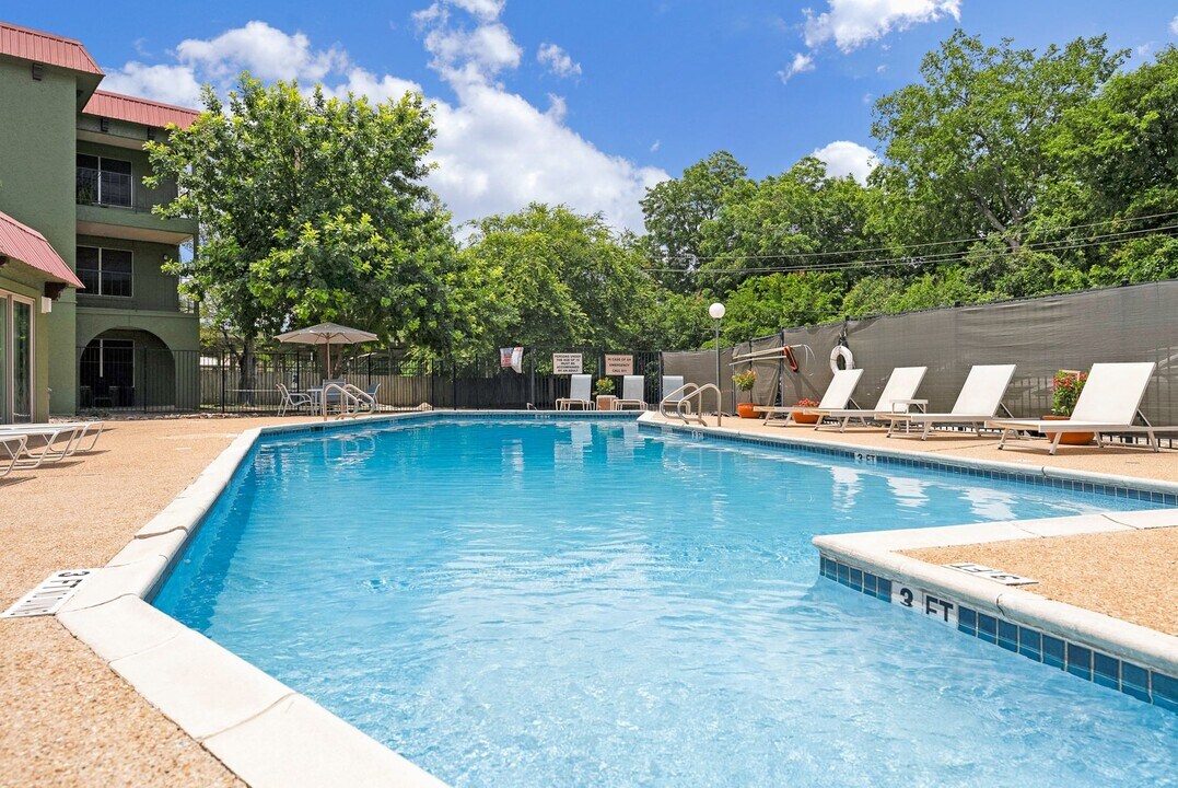 Kensington Court in Austin, TX - Foto de edificio