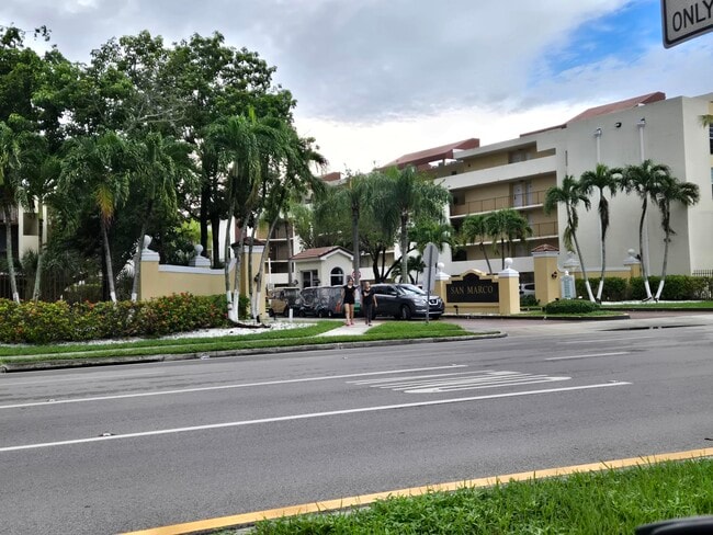8860 Fontainebleau Blvd in Miami, FL - Foto de edificio - Building Photo