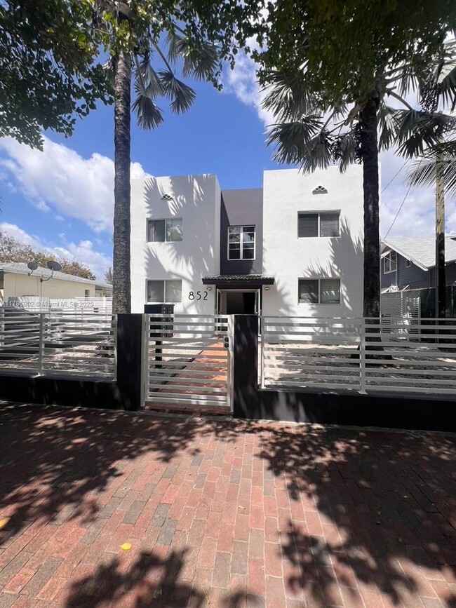 852 SW 13th Ave in Miami, FL - Foto de edificio - Building Photo