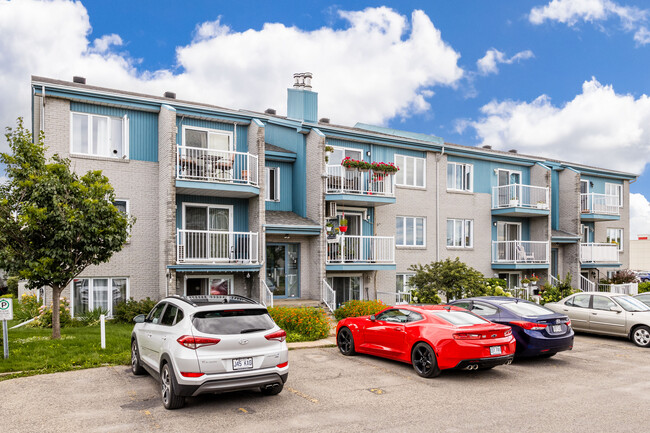 2213 Des Laurentides Boul in Laval, QC - Building Photo - Building Photo