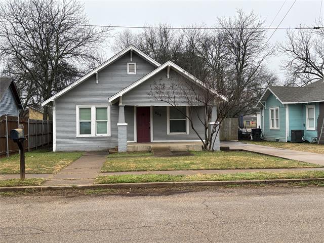 909 W Wardville St in Cleburne, TX - Building Photo