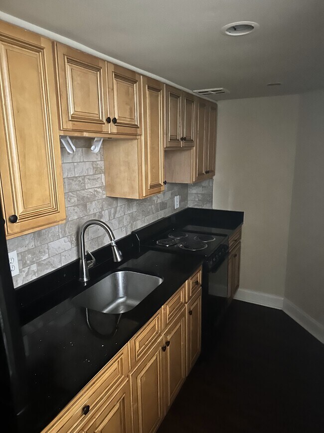 909 Clinton St, Unit 1C