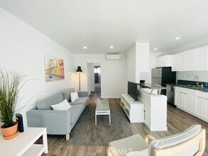11422 Iowa Ave, Unit 9 in Los Angeles, CA - Building Photo - Building Photo