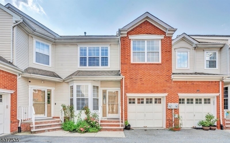 65 Albert Ct in Parsippany Troy Hills, NJ - Building Photo