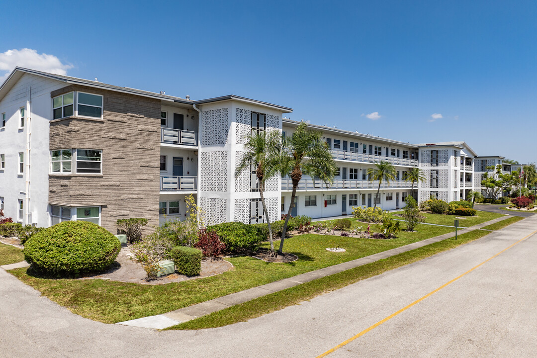 Town Apartments North in St. Petersburg, FL - Building Photo