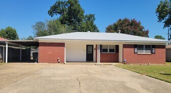 2505 Douglas Dr in Bossier City, LA - Building Photo