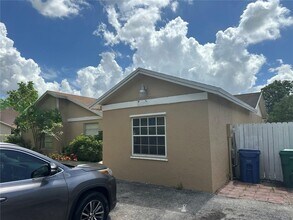 19551 NW 57th Ct in Hialeah, FL - Building Photo - Building Photo
