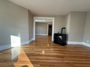 11 Eureka St, Unit 3 in Worcester, MA - Foto de edificio - Building Photo