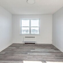 5830 De La Côte-Saint-Luc Ch in Montréal, QC - Building Photo - Building Photo