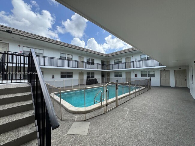 4933 Hollywood Blvd in Hollywood, FL - Building Photo - Building Photo