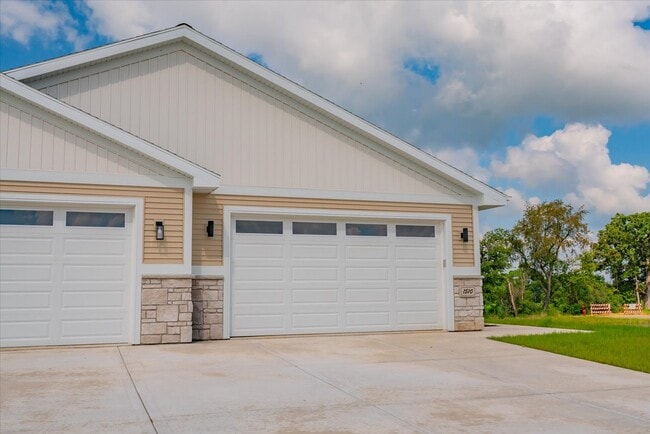 1430 Palm Grass Way in Stoughton, WI - Building Photo - Building Photo