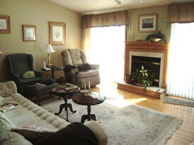 19 Parkington Cir in East Syracuse, NY - Building Photo