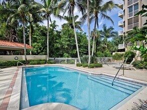 6585 Nicholas Blvd in Naples, FL - Building Photo - Building Photo