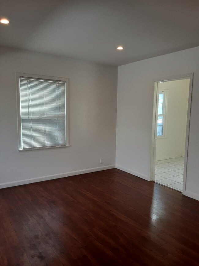 10857 Jefferson Blvd in Culver City, CA - Foto de edificio - Building Photo