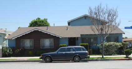 2807 Clarendon Ave in Huntington Park, CA - Building Photo - Building Photo