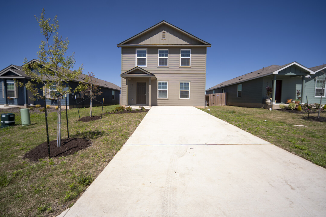 209 Texas Angel Wy in Jarrell, TX - Building Photo