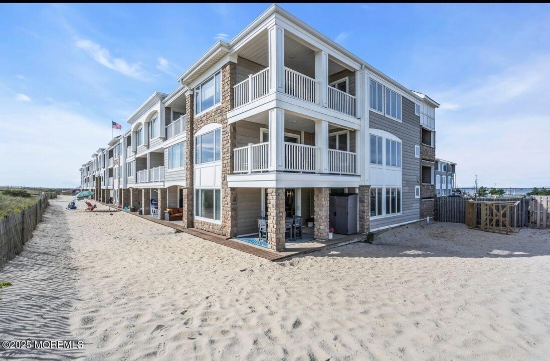 438 NJ-35 in Mantoloking, NJ - Building Photo