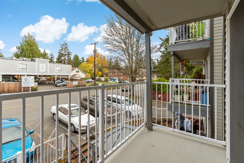 11540 Pinehurst Way NE in Seattle, WA - Building Photo