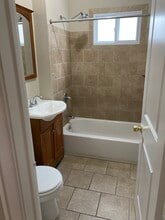 1069 Wayburn St, Unit 2 in Grosse Pointe, MI - Foto de edificio - Building Photo