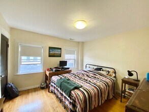 34 Bentley St, Unit 2 in Boston, MA - Foto de edificio - Building Photo