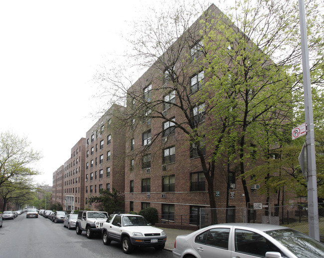 Monte Carlo in Forest Hills, NY - Foto de edificio - Building Photo