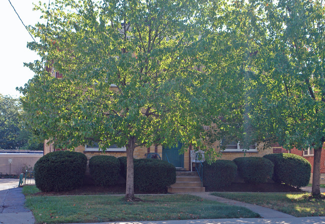 8010 Plainfield Rd in Cincinnati, OH - Foto de edificio - Building Photo