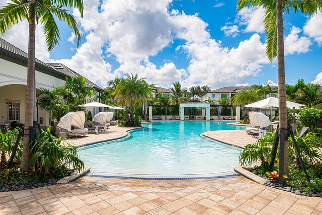 Town Treeline in Ft. Myers, FL - Foto de edificio - Building Photo
