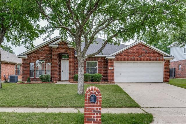 7104 Sunburst Trail in Denton, TX - Building Photo