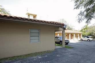 822-832 Salzedo St in Miami, FL - Building Photo - Building Photo