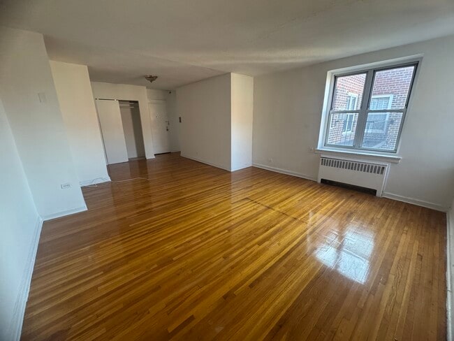 3404 76th St, Unit 3 in Jackson Heights, NY - Foto de edificio - Building Photo