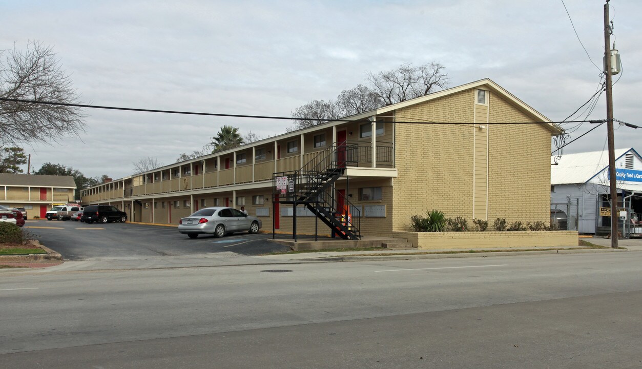 Avenue Las Brisas in Houston, TX - Building Photo