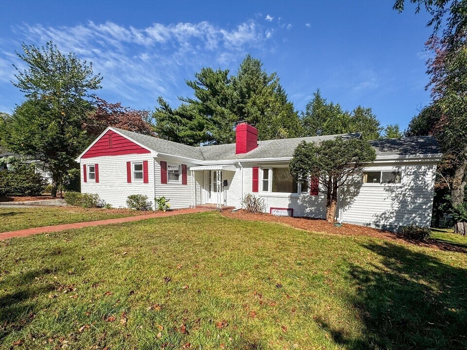 92 Woodcliff Rd in Brookline, MA - Building Photo