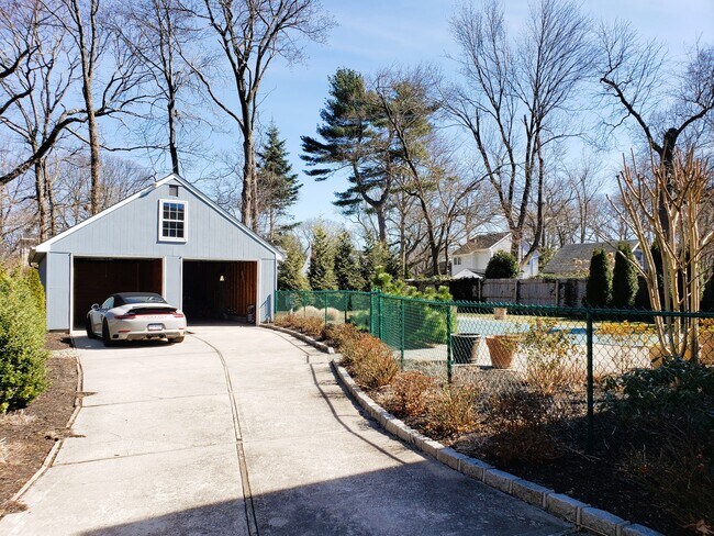 118 Burr Ave in Northport, NY - Foto de edificio - Building Photo