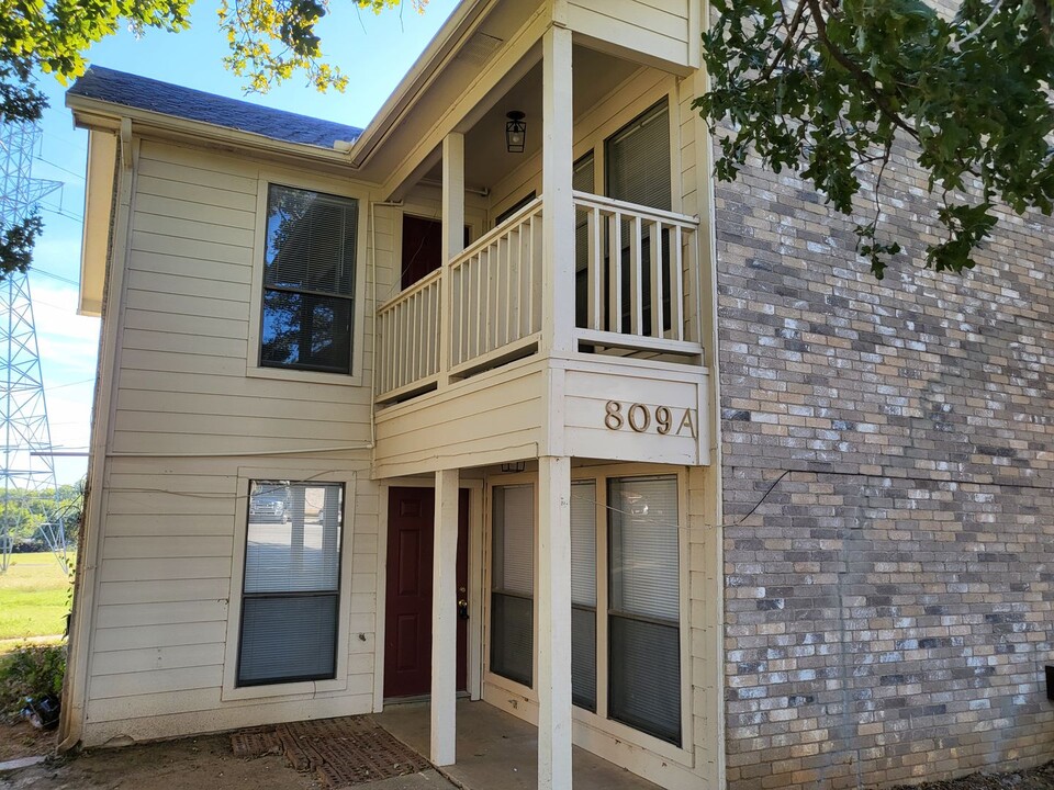 809 Treadwell Ct in Hurst, TX - Building Photo