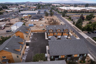 Red Cedar Apartments in Redmond, OR - Foto de edificio - Building Photo